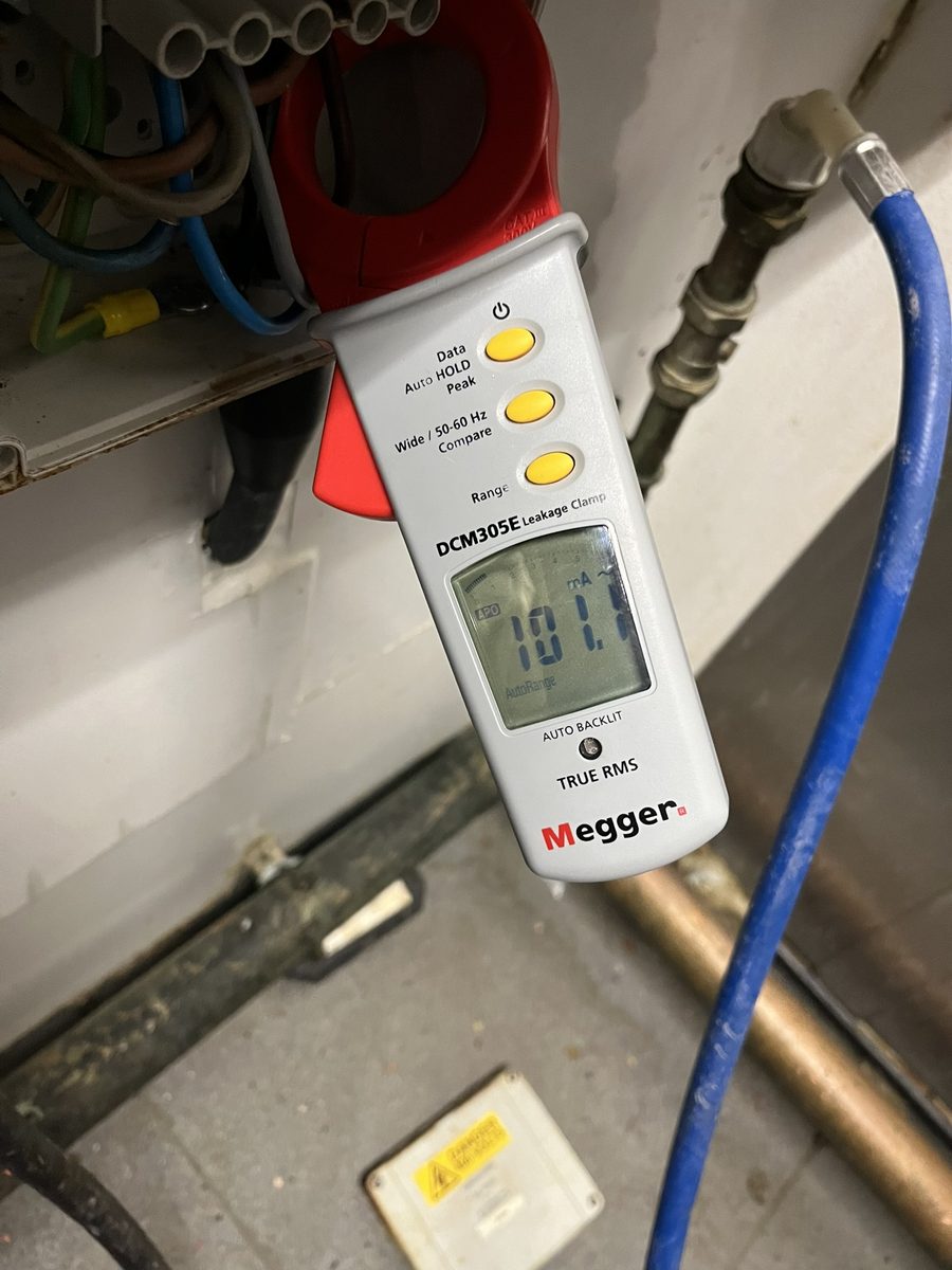 Measuring earth leakage with a Megger clamp meter